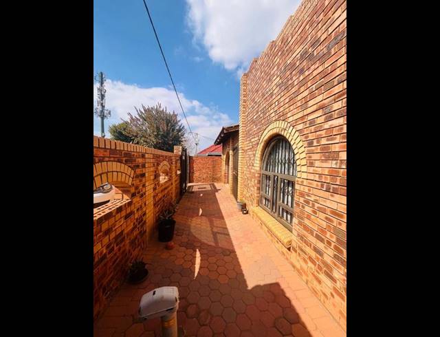 2 BEDROOM HOUSE FOR SALE IN TSHEPISONG